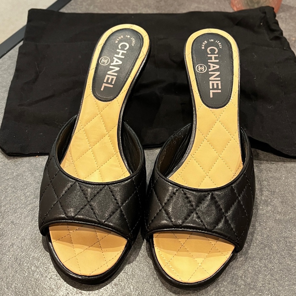 🔥🔥🔥 CHANEL CC BLACK BEIGE QUILTED LEATHER MULES HEELS